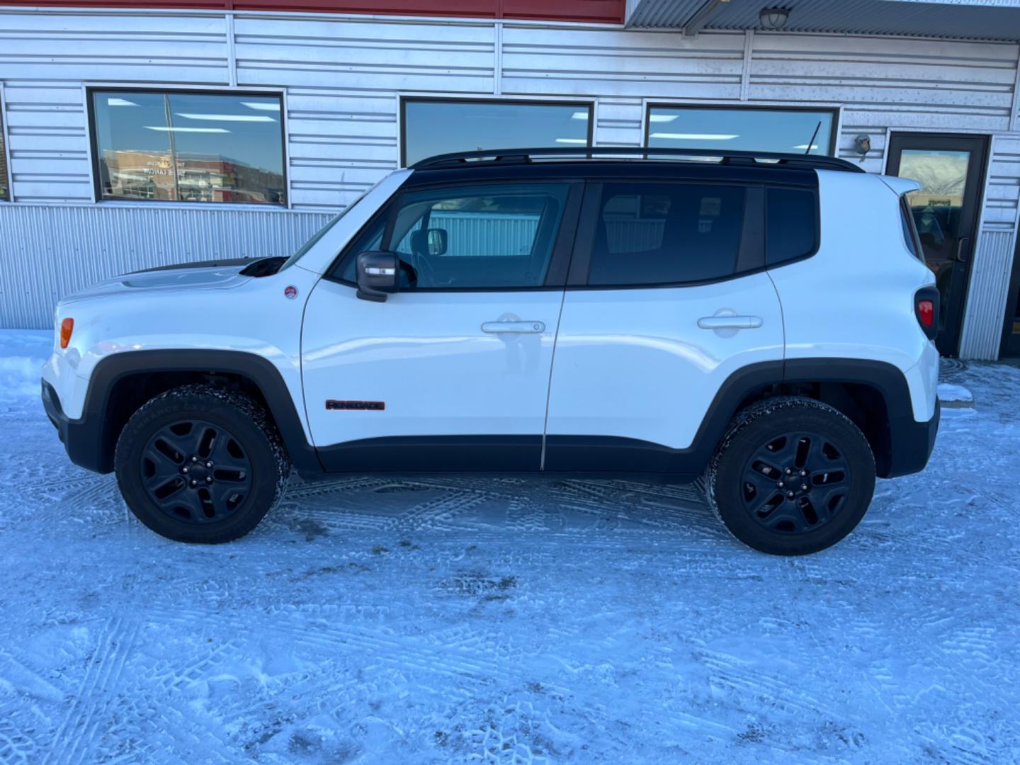 2018 White /charcoal cloth Jeep Renegade Trailhawk 4WD (ZACCJBCBXJP) with an 2.4L L4 DOHC 16V engine, 9A transmission, located at 1960 Industrial Drive, Wasilla, 99654, (907) 274-2277, 61.573475, -149.400146 - Photo#2